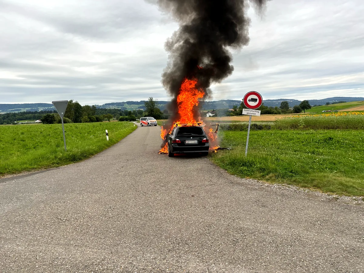 Ein Auto steht in Flammen.